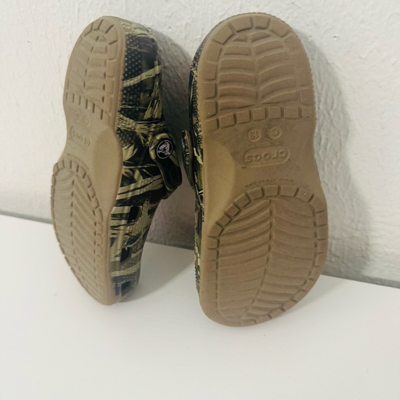 CROCS Kids Size C13 Olive Camo Clogs with Different Jibbitz Charms Casual - Picture 6 of 7